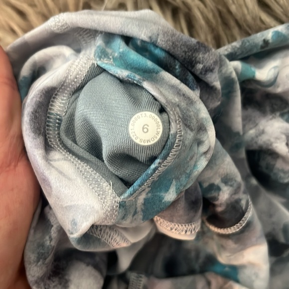 LULULEMON LEGGINGS SZ 6 LIKE NEW - Picture 2 of 4